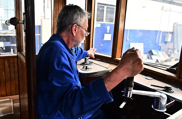 Хроничари тога времена бележе да је међу трамвајским особљем било разноликог света, како по образовању, тако и по националности. Први шеф трамвајског саобраћаја био је Чех Винченц Блажек, а од оних који су пробијајући се између дрвених клупа узвикивали "Ко је добио карту, молим? " дуго су се памтили Сима Блант и Едуард Наметка - Sputnik Србија