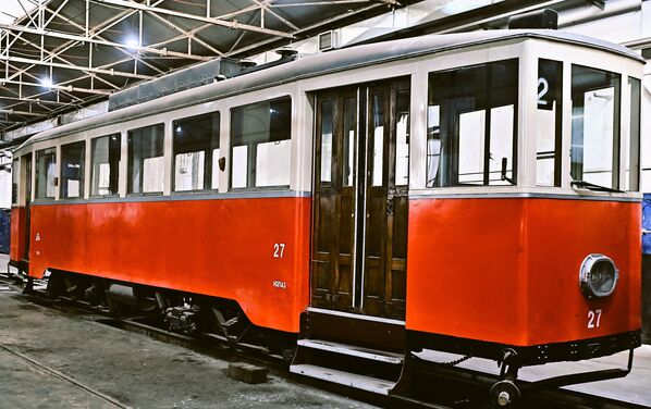 У депоу ГСП-а на Дорћолу чува се још једна старина: трамвај "Браун Бовери" (гаражни број 27)- први трамвај произведен у домаћим фабрикама. Почетком 1937 године,  у фабрикама у Славонском Броду и Смедеревској Паланци израђено је 12. четвороосовних трамвајских моторних кола за које је опрема набављена у иностранству - Sputnik Србија