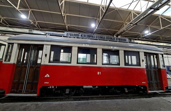 Трамваји су били двосмерни, па нису морали да се окрећу на окретници, већ је возач само мењао кабину у којој седи. Капацитет возила је био 42 места, од којих су 22 седећа, а улаз и излаз се вршио кроз двоја врата – и на левој и на десној страни. - Sputnik Србија