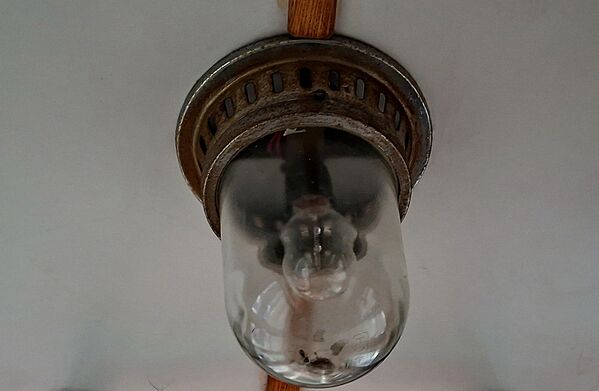 Годину дана касније, Београд је добио електричну централу на Дорћолу, што је био први корак ка увођењу електричне расвете и трамваја на исти такав погон. Први електрични трамвај пуштен је у саобраћај 7 јуна 1894. и то на линији за Топчидер - Sputnik Србија