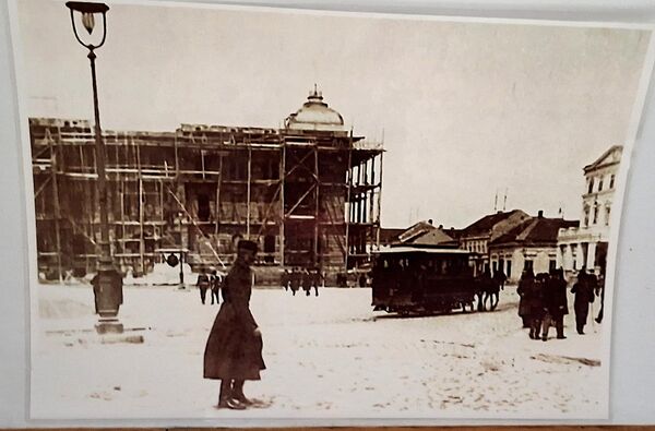 У депоу ГСП на Дорћолу чувају се фотографије ондашњег Београда, па се тако на једној види трамвај који вуку коњи испред здања Народне скупштине у изградњи (највероватније уснимљену у предиоду између 1907. до 1910.) - Sputnik Србија