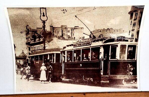 Нажалост, велики број од тих нових трамваја (38 трамваја и 36 приколица) уништен је у нацистичком бомбардовању Београда 1941. године. Окупатор је од остатка возног парка успоставио неколико линија, углавном у ужем центру града.  - Sputnik Србија