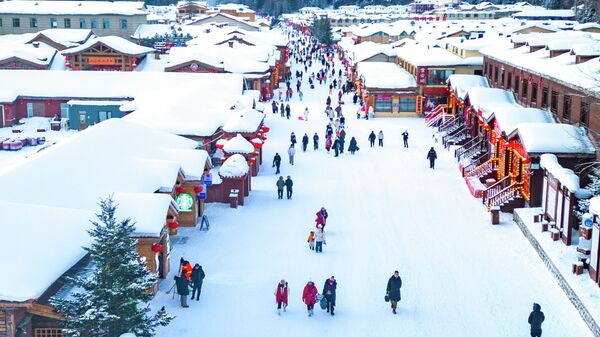 Vid s vozduha na turistov, poseщaющih Snežnый gorod Kitaя, odno iz samыh izvestnыh mest ledovogo i snežnogo turizma v provincii Hэйlunczяn - Sputnik Srbija