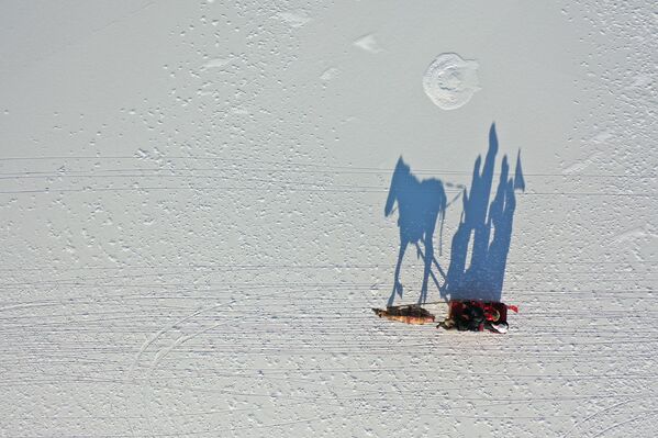 Вожња санкама са коњском запрегом на залеђеном језеру Џилдир, једној од важних туристичких дестинација у Карсу, Турска, - Sputnik Србија