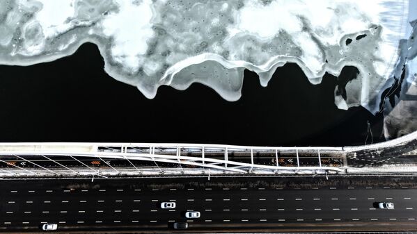 Поглед из ваздуха на кинеску реку Хунхе прекривену танким ледом након снежних падавина. - Sputnik Србија