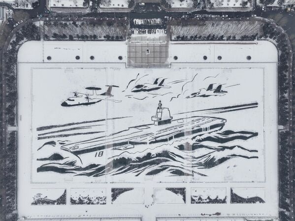 Цртеж џиновског носача авиона на спортском терену Харбинског инжењерског универзитета прекривеног снегом.  - Sputnik Србија