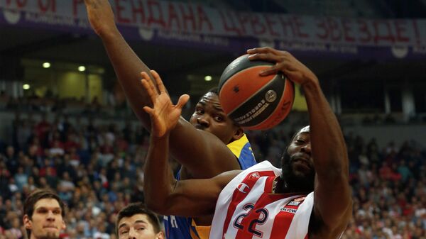 Sofoklis Šortsanitis, centar Makabija iz Tel Aviva, bori se za loptu sa Čarlsom Dženkinsom iz Crvene zvezde tokom utakmice Top 16 Evrolige u Beogradu - Sputnik Srbija