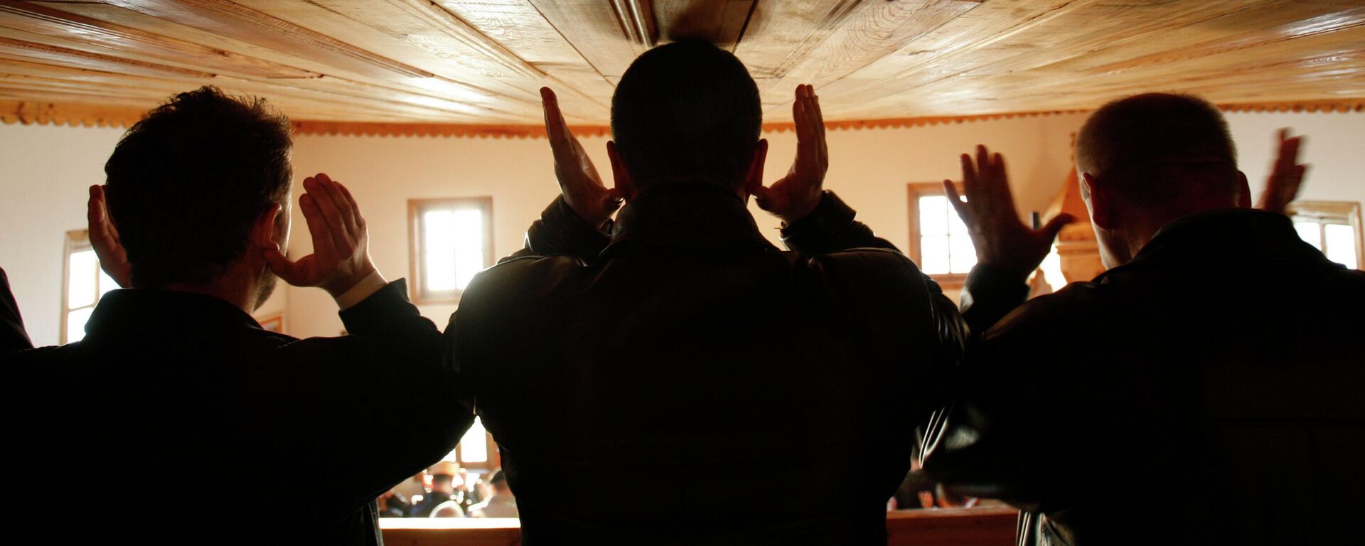 Vernici se mole u džamiji - Sputnik Srbija, 1920, 30.12.2025