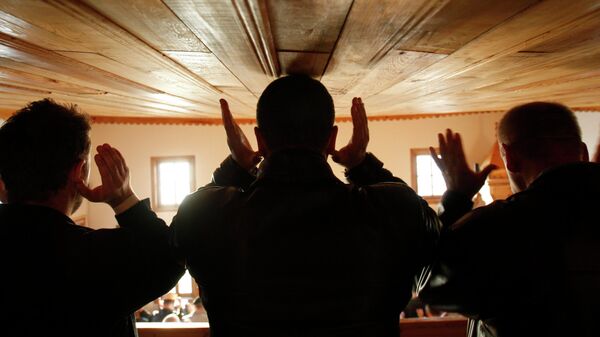 Верници се моле у џамији - Sputnik Србија