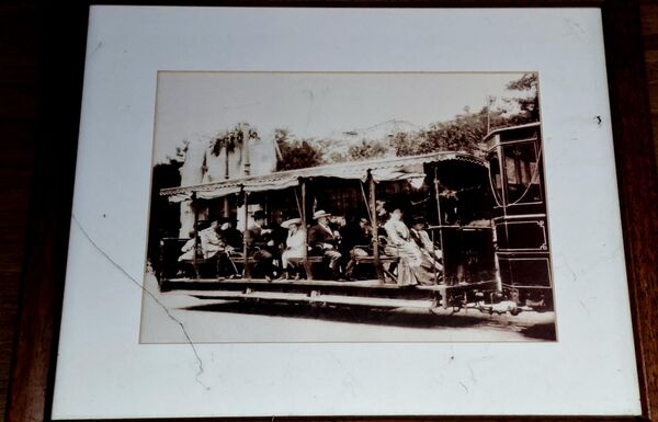 На фотографијама се може видети, не само како су изгледали трамваји, већ и тоалете дама и господе који су се њима возили. Хроничари тога времена  бележили су, да су се "варошким трамвајем" возили и чланови краљевске породице, најчешће до Топчидера - Sputnik Србија