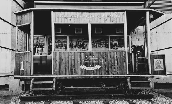 Данас, док на некој од београдских улица ишчекујете долазак "седмице", "десетке", "дванаестице" или пак култне "двојке", тешко да можете замислити да су пре 133. године, тадашњи становници престонице исто тако чекали да се провозају, али једним управо оваквим чудом технике тог времена - трамвајем - Sputnik Србија