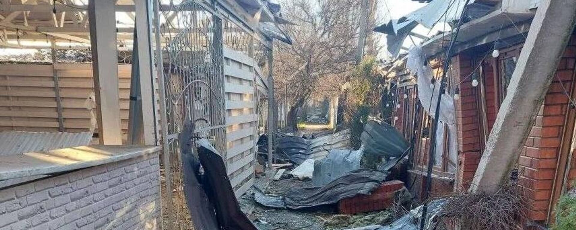 Posledice napada ukrajinskih dronova na kafić i hotel u Horliju u Hersonskoj oblasti - Sputnik Srbija, 1920, 01.01.2026