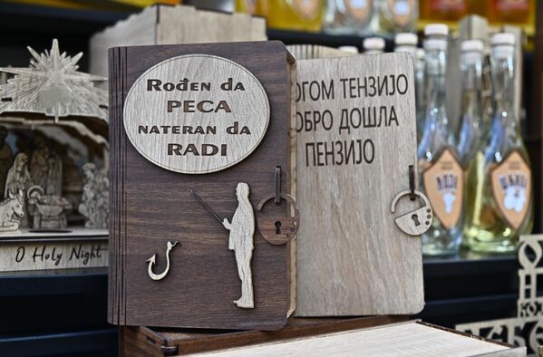 Манифестација је настала пре пола века у "Српској кафани" када су глумци Атељеа 212 мењали улоге са келнерима и првог дана Нове године служили госте. - Sputnik Србија