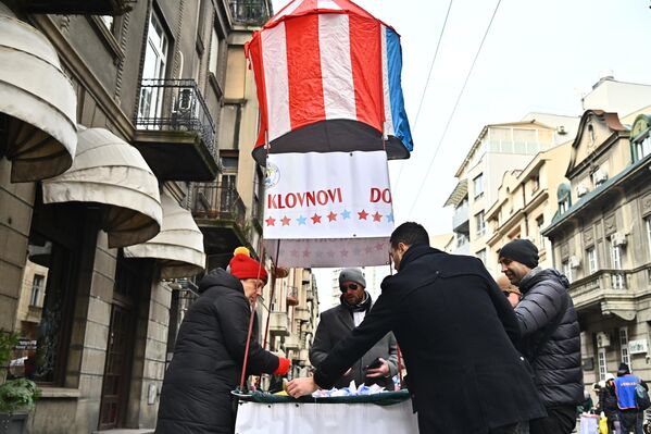 Као и ранијих година, манифестација је и ове године била посвећена пројекту „Доктори кловнови“. Стога су се продавали „црвени носићи“, од којих је приход одлази за помоћ болесној деци коју забављају „доктори кловнови“ посећујући их у болници. - Sputnik Србија