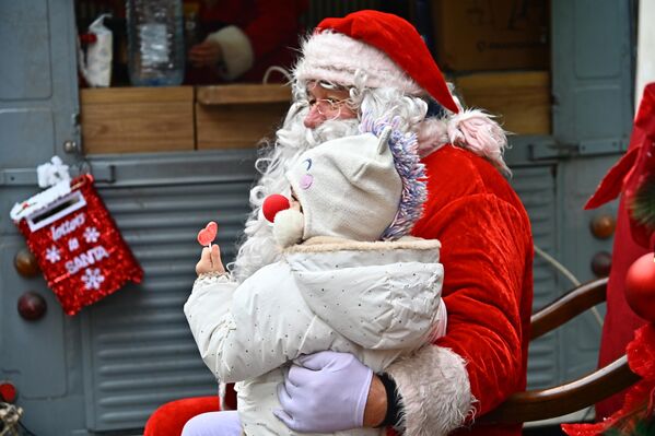 Лизалица, црвени носић и све је спремно за фотографисање са Деда Мразом  - Sputnik Србија