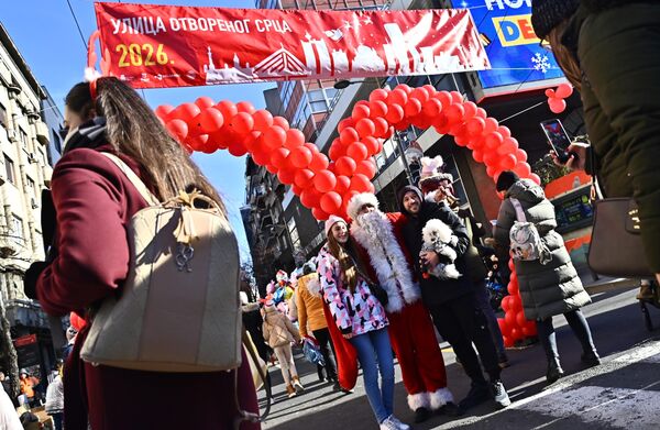 Неизоставно фотографисање са Деда Мразом - традиција која спаја генерације, пружајући срећу и магију празника и чинећи јединствене успомене.  - Sputnik Србија