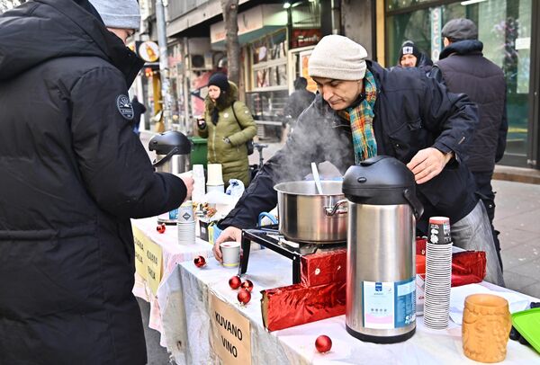 Као и сваке године дуж Светогорске и Македонске распоређени су штандови на којима се продаје кувано вино (али има и куване ракије, чаја и топле чоколаде).  - Sputnik Србија