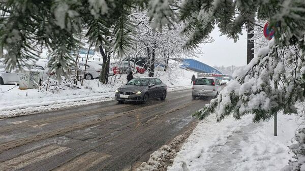 Снег и поледица у Србији: Путеви проходни, на неким деоницама има одрона и магле /видео/