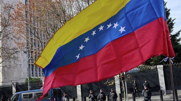 Шпанска полиција испред америчке амбасаде у Мадриду током протеста против америчке војне операције у Венецуели - Sputnik Србија