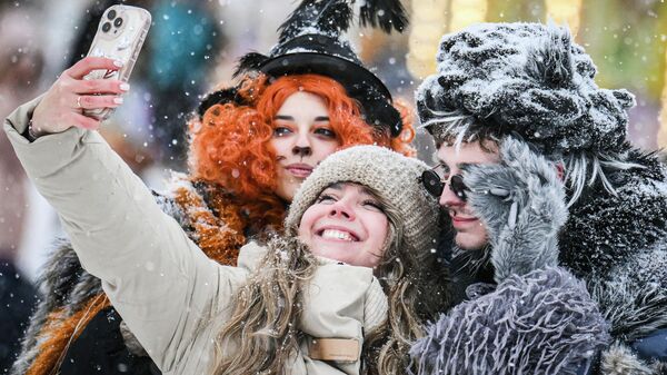 Участники XI Новогоднего фестиваля Ледовая Москва. В кругу семьи на площади Парка Победы - Sputnik Србија