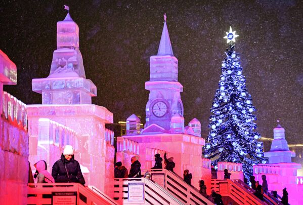 11. новогодишњи фестивал „Ледена Москва. У кругу породице“ на Тргу Парка победе. - Sputnik Србија