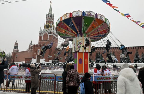 Шарени рингишпил је пун и по дану и увече. - Sputnik Србија