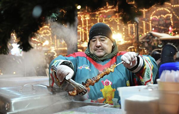 Човек припрема шашлик на новогодишњем ГУМ сајму на Црвеном тргу. - Sputnik Србија