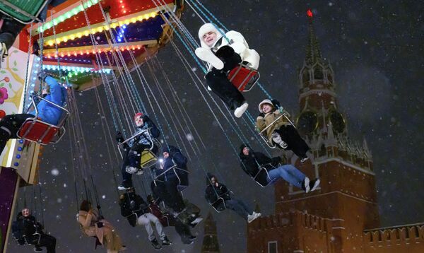 Хладноћа не спречава људе да се возе на рингишпилу. - Sputnik Србија