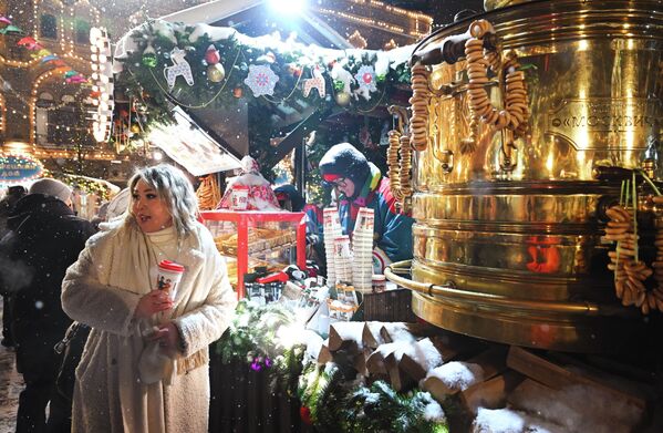 Посетиоци могу узети топли напитак на сваком кораку како би се мало угрејали. - Sputnik Србија