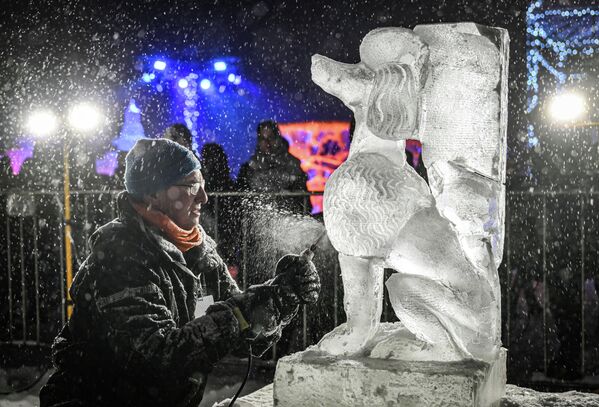 Вајар са својом скулптуром на фестивалу. - Sputnik Србија