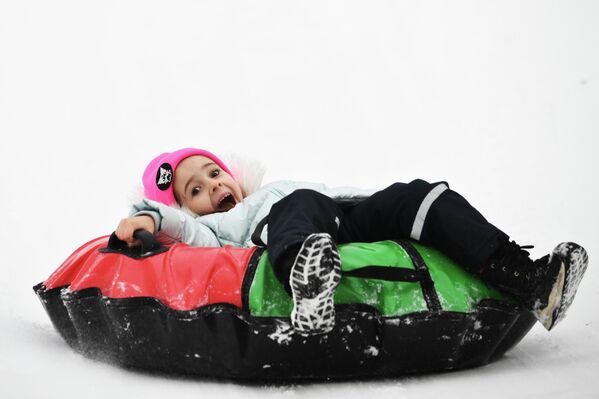 Гума као замена за санке. - Sputnik Србија