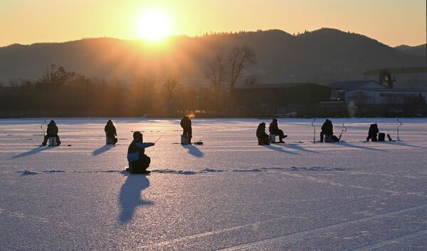 Tokom festivala, ljudi moraju da prate preporuke za bezbedno ponašanje na ledu. - Sputnik Srbija