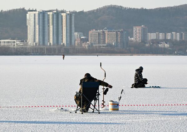 Festival se održava tokom zime, obično u januaru ili februaru, kada je led na zalivu dovoljno debeo da ljudi mogu bezbedno da se upuste u ribolov. - Sputnik Srbija