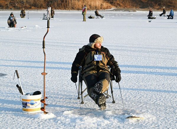 Tokom festivala, učesnici pecaju na ledu, koristeći tradicionalne metode ribolova, kao što je pecanje sa kašikom. Kašika je alat koji se koristi za hvatanje ribe kroz rupu na ledu, a ta tehnika je veoma popularna u Rusiji. - Sputnik Srbija