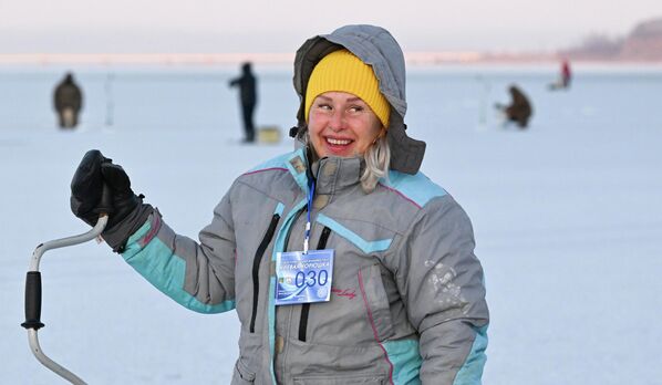 Festival nije samo o ribolovu – organizuju se i druge zimske aktivnosti kao što su skijanje, sankanje, i snežni skuteri. - Sputnik Srbija