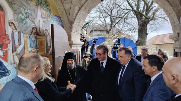 Predsednik Srbije Aleksandar Vučić obišao Duhovni centar u Mrkonjićima. - Sputnik Srbija