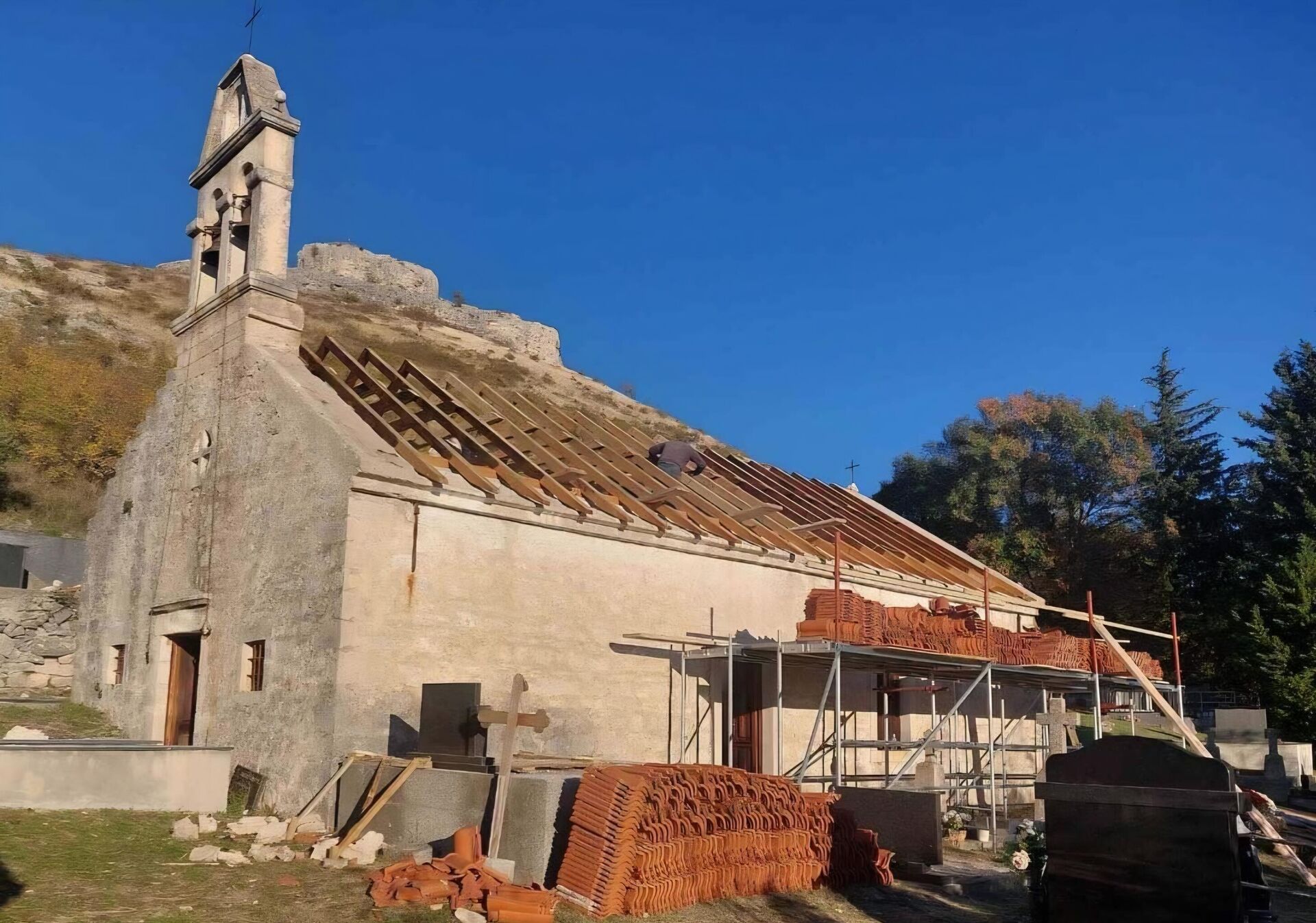 Мештани су сами успели да обнове кров светиње пре зиме Мештани су сами успели да обнове кров светиње пре зиме - Sputnik Србија, 1920, 06.01.2026