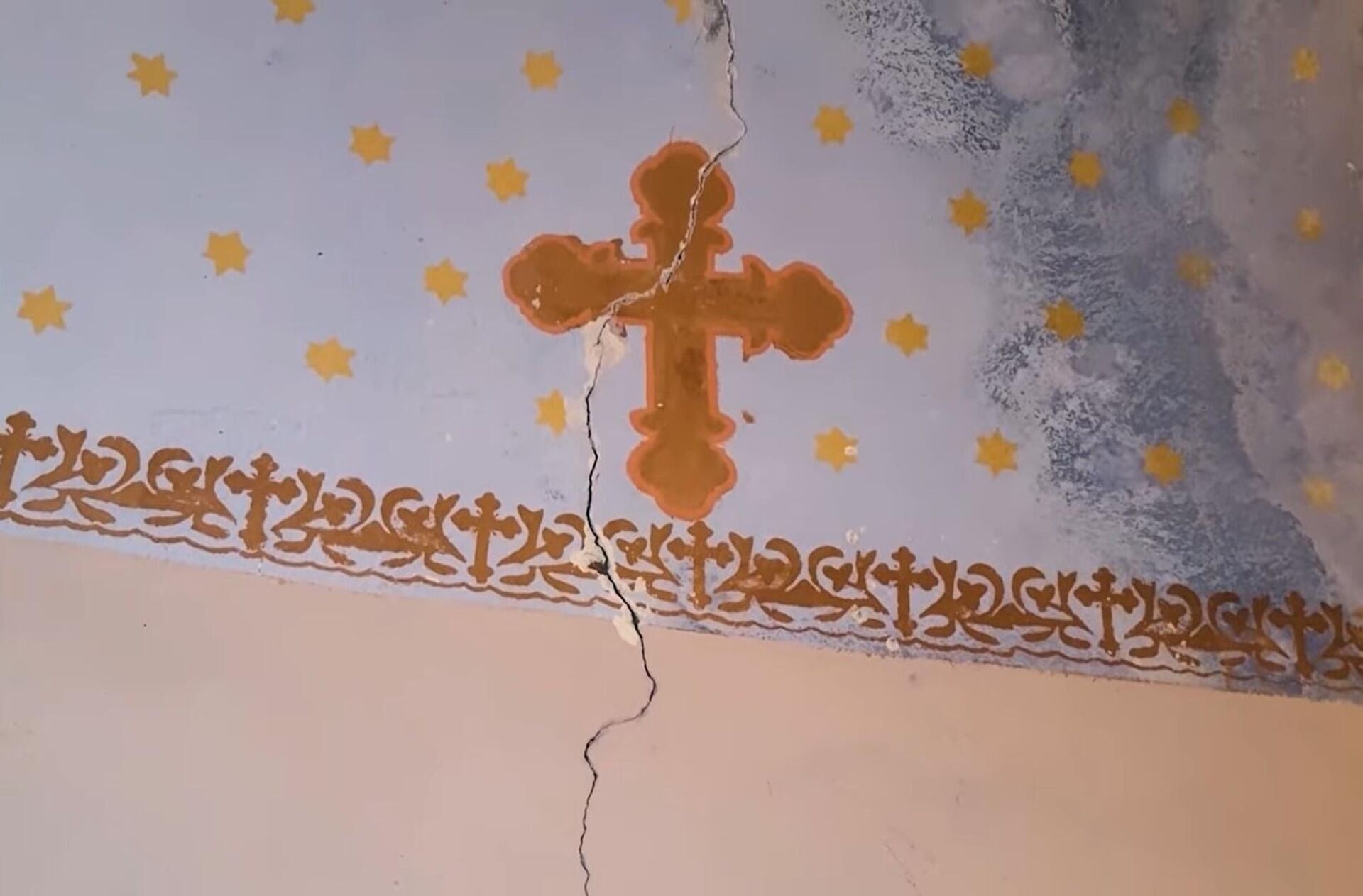 Следи санација унутрашњости храма и дренажа око цркве, како би је заштитили од воде која подрива темеље Следи санација унутрашњости храма и дренажа око цркве, како би је заштитили од воде која подрива темеље - Sputnik Србија, 1920, 06.01.2026