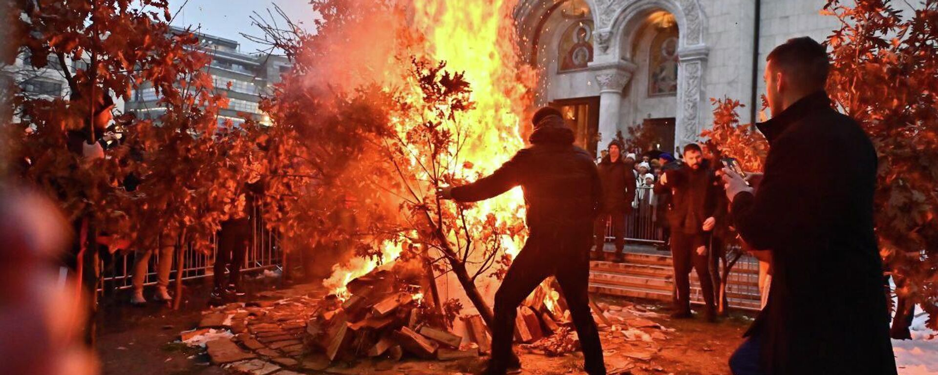 паљење Бадњака испред Храма Светог Саве у Београду - Sputnik Србија, 1920, 06.01.2026