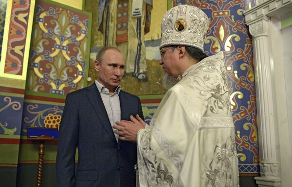 Председник Русије Владимир Путин током разговора са настојатељем храма Нерукотворног образа Христа Спаситеља у Сочију - Sputnik Србија