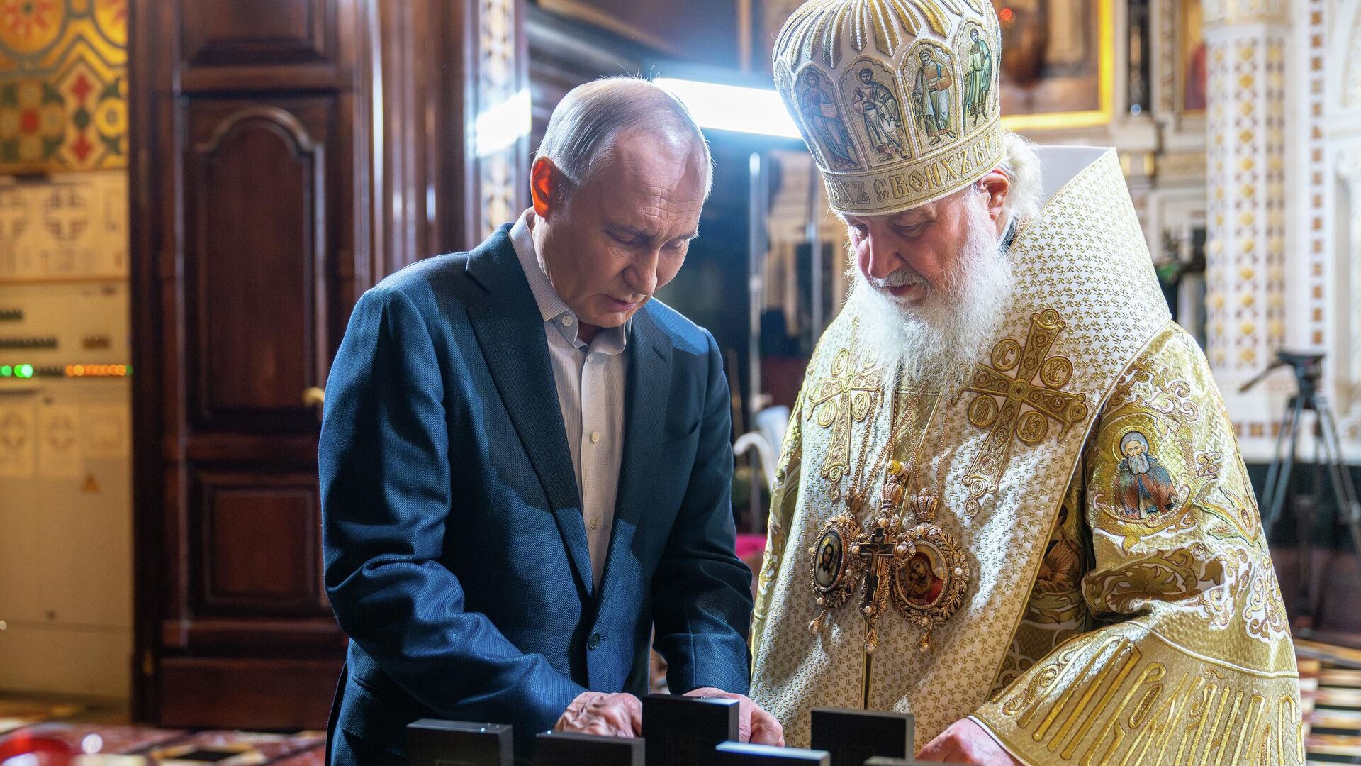 Predsednik Rusije Vladimir Putin i patrijarh moskovski i cele Rusije Kiril nakon božićne službe u Hramu Hrista Spasitelja u Moskvi Predsednik Rusije Vladimir Putin i patrijarh moskovski i cele Rusije Kiril nakon božićne službe u Hramu Hrista Spasitelja u Moskvi - Sputnik Srbija, 1920, 12.06.2026