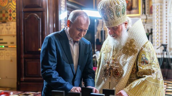 Председник Русије Владимир Путин и патријарх московски и целе Русије Кирил након божићне службе у Храму Христа Спаситеља у Москви - Sputnik Србија