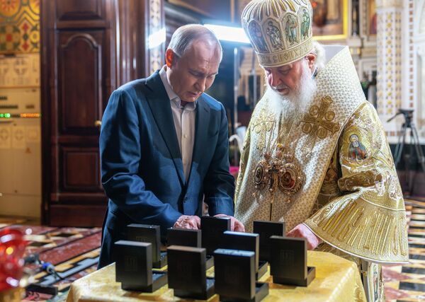 Председник Русије Владимир Путин и патријарх московски и целе Русије Кирил након божићне службе у Храму Христа Спаситеља у Москви - Sputnik Србија