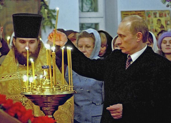 Председник Русије Владимир Путин на божићној литургији у храму Владимирске иконе Мајке Божје у Чељабинској области - Sputnik Србија