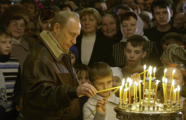 Председник Русије Владимир Путин на божићној литургији у храму Рођења Богородице у Тверској области - Sputnik Србија
