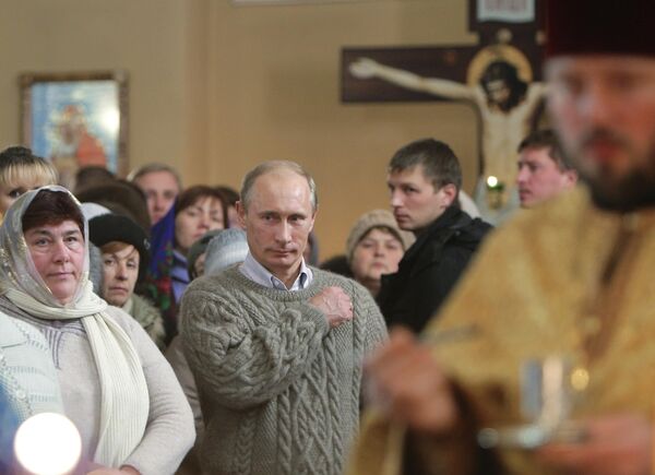 Председник Русије Владимир Путин током божићне литургије у храму Покрова Пресвете Богородице у Тверској области - Sputnik Србија