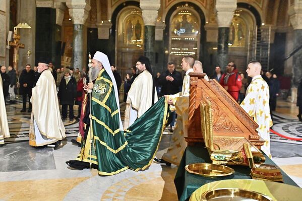 Патријарх Порфирије служи Божићну литургију у Храму на Врачару. - Sputnik Србија