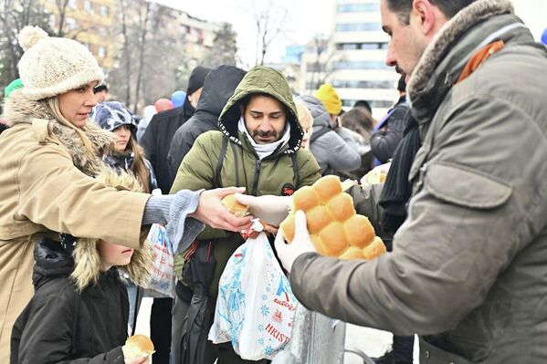 Православни верници ломе чесницу на Божић 2026. - Sputnik Србија