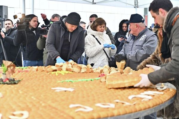 Присутнима испред Храма Светог Саве Унија пекара Србије поделила је и 4.000 крстића и више од 2.000 хиљаде пакетића, као и друге поклоне. - Sputnik Србија