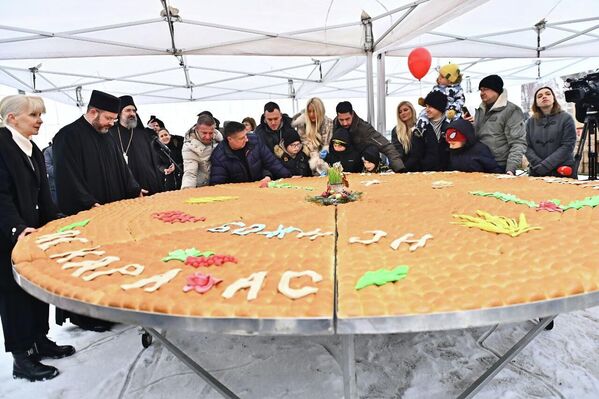 Испред Храма Светог Саве у Београду, у присуству великог броја верника, уприличено је традиционално ломљење чеснице. - Sputnik Србија